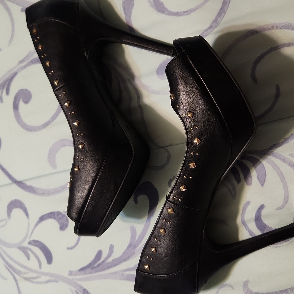 FIONI Clothing Black and Gold Heels - Picture 3 of 4